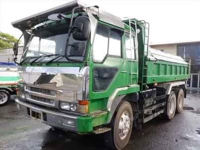 A picture of massey tracto nauza