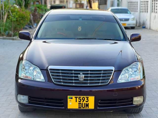 A picture of TOYOTA CROWN ROYAL PRICE 11.8 M