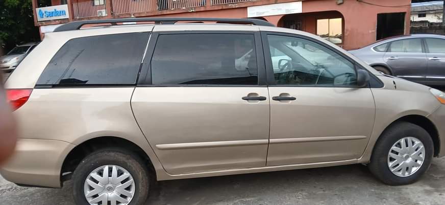 A picture of Toyota Sienna 2006