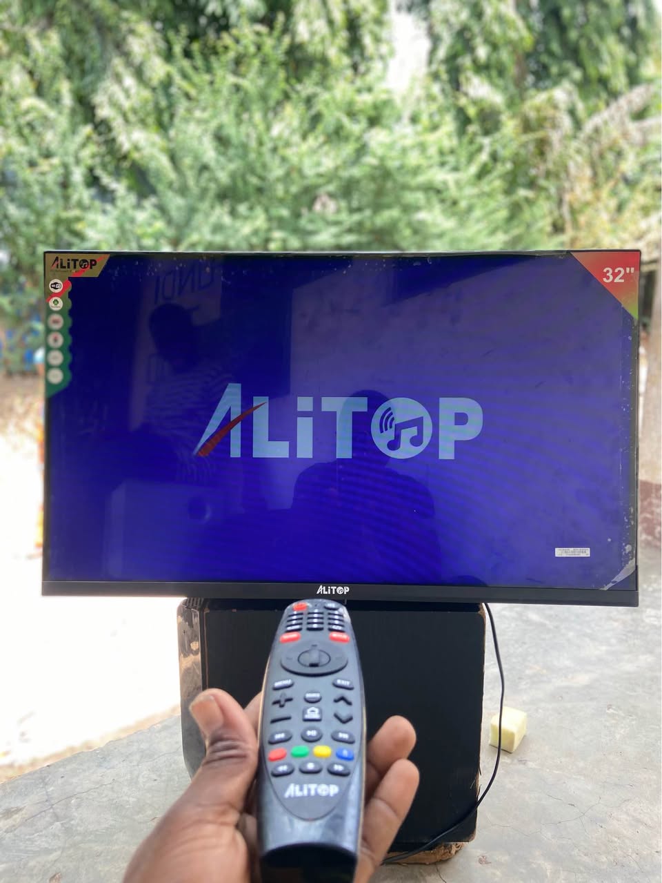 A picture of AliTop inch 32