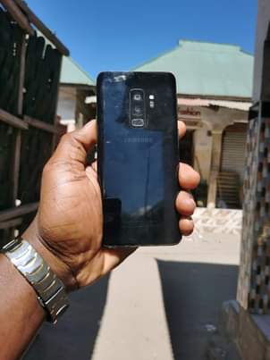 A picture of SAMSUNG S9 