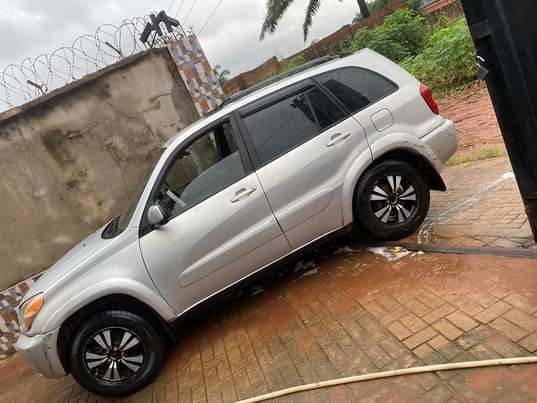 A picture of Toyota rav4 2005 model