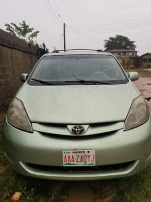 A picture of 2006 Toyota seana 206