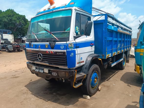 A picture of Mercedes truck 08051869878