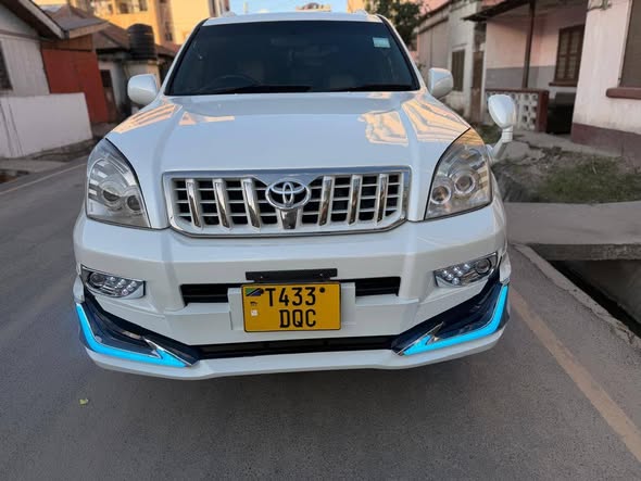 A picture of LANDCRUISER PRADO 120 Year 2007 Fuel Petrol Engine 2TR Capacity