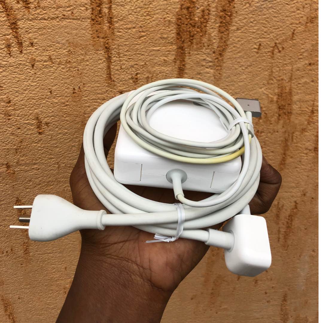 A picture of 06580 85W macbook pro 15 inch adapter used usa