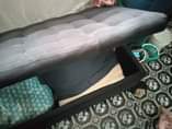 A picture of Sofa Bench Linauzwa Ambapo Unaweza Kuhifadhia Nguo Kama Inavyoonyesha Kwenye