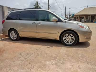 A picture of 2008 Toyota Sienna XLE