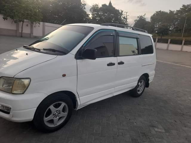 A picture of TOYOTA NOAH SR40 2WL FULLAC HAINA TATIZO LOLOTE SASAIV POPOTE