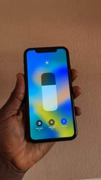 A picture of iPhone XR working perfectly with receipt