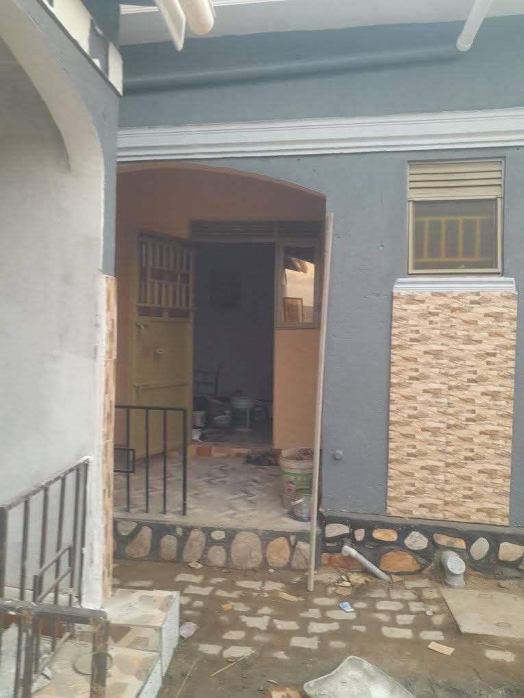 A picture of SINGLE ROOMS FOR RENT 250.000 AND 300.000 