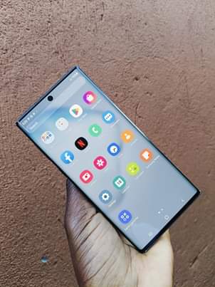 A picture of Samsung Galaxy Note10 256GB clean