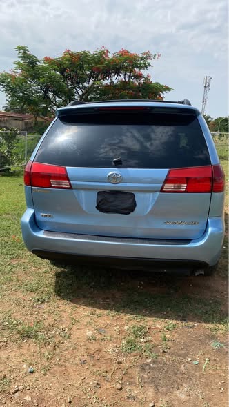 A picture of 2005 Toyota Sienna XLE