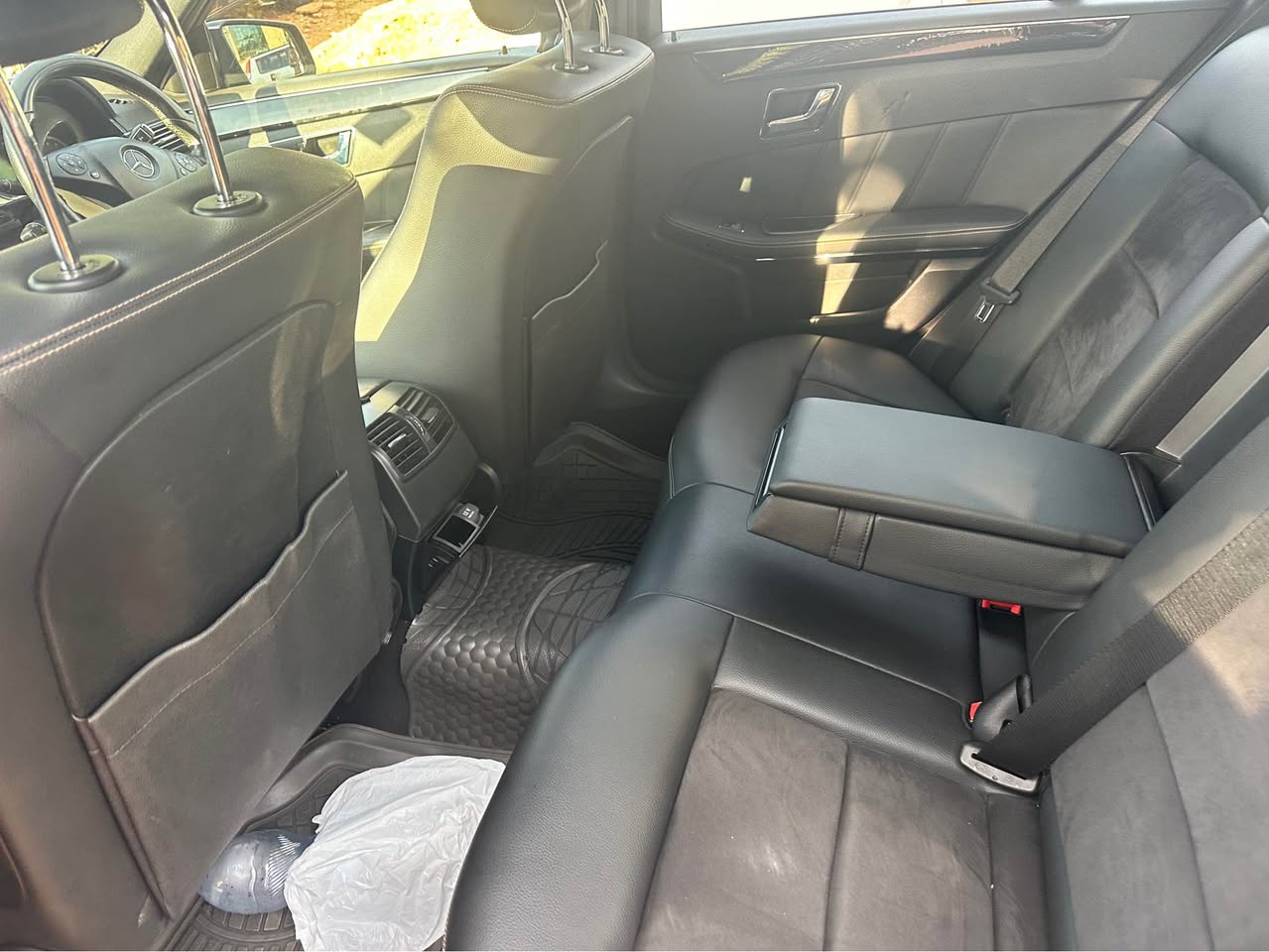 A picture of Mercedes 211 e300