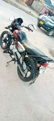 A picture of boxer 125 ipokatika hali zuli sana sana sana ipo Dar