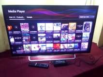 A picture of UK used Sony 40 inches Smart TV with the Remote
