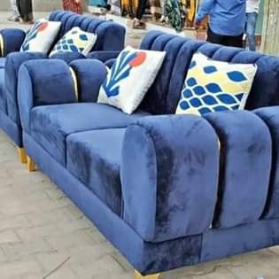 A picture of Tuanatengeneza sofa za zamzni na kuwa na muundo wa kisasa