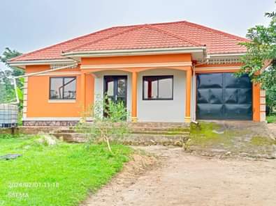 A picture of House for sale in buyaala just 1km From tarmac having