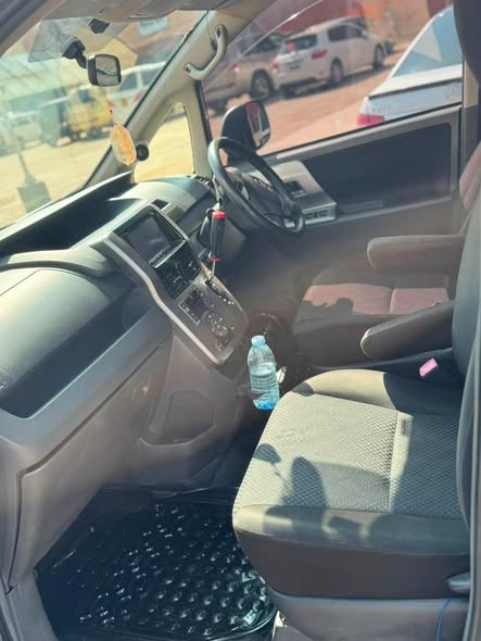 A picture of TOYOTA NOAH Si VALVEMATIC 2010