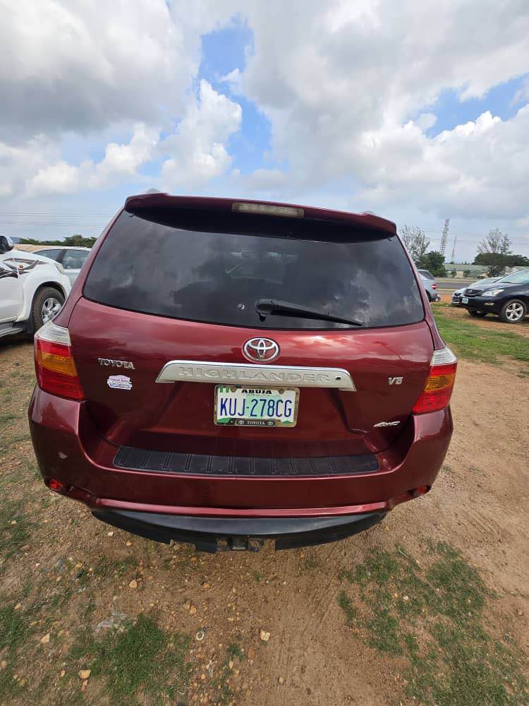 A picture of very clean first body highlander 2009 with sweet untempared engine