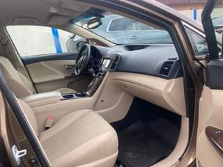 A picture of Extra clean Tokunbo 2013 Toyota Venza LE in pristine condition