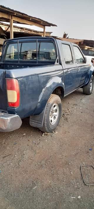A picture of NISSAN FRONTIER Manuel