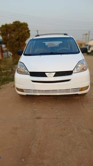 A picture of 2007 Toyota seina 2yrs used with tokubo engine 8yrs guarantee