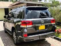 A picture of PRICE BEI250ML CALL 0658056651 LAND CRUISER V8 SAHARA YEAR 2017