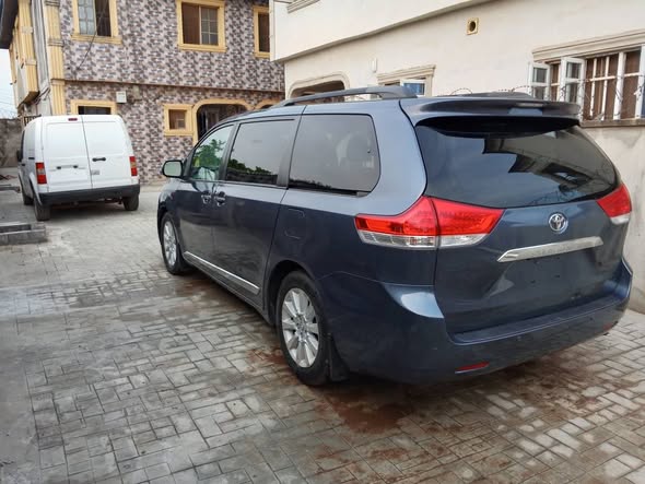 A picture of Toyota Sienna Limited 2013 Tokunbo