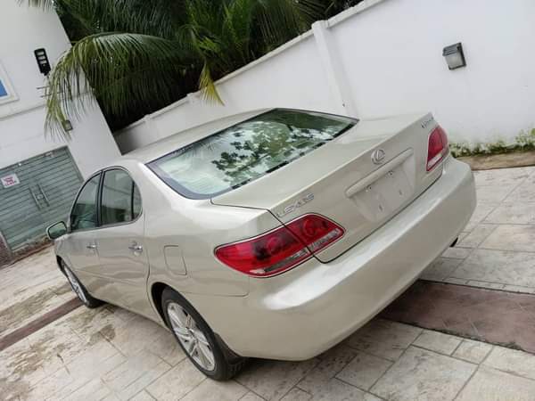 A picture of Highest grade Lexus ES 330 Everything is intact and untouched