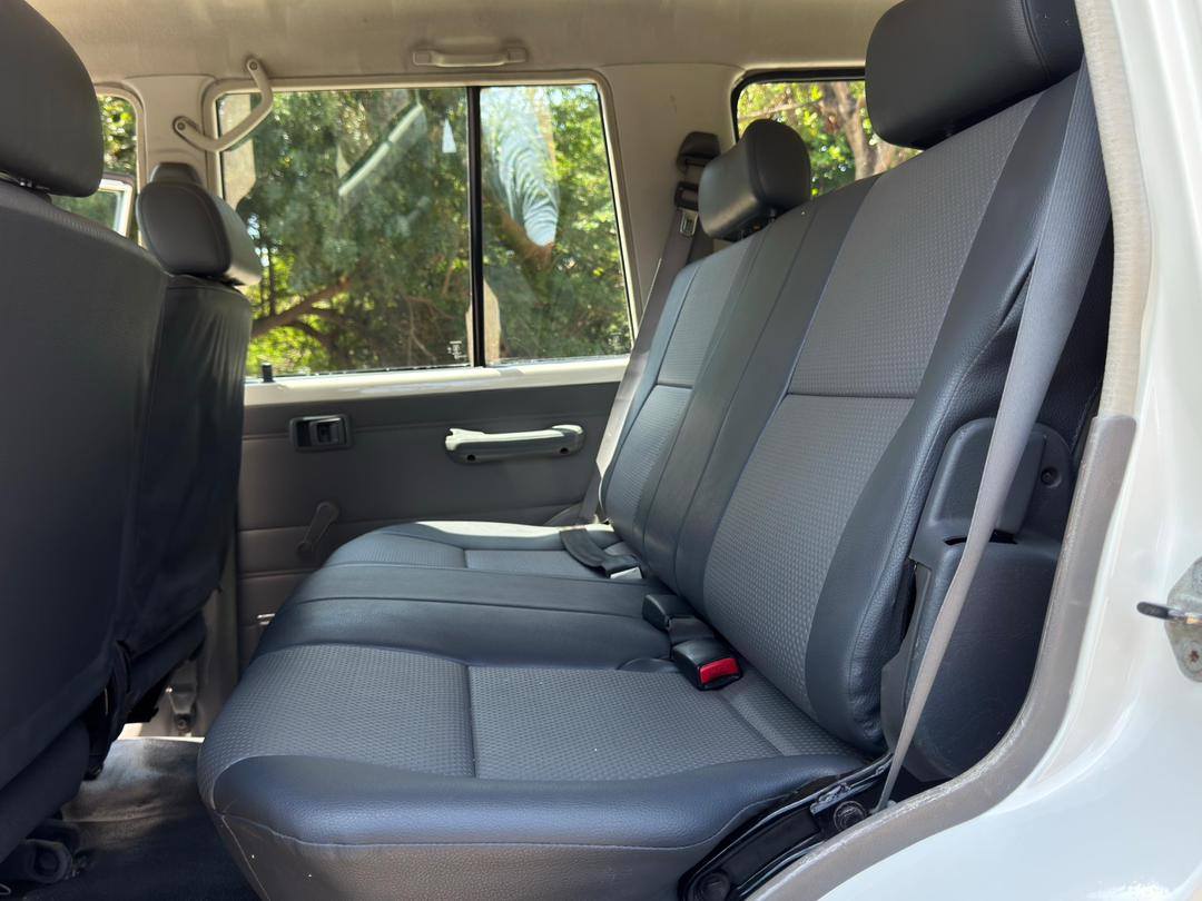 A picture of TOYOTA RAND CRUISER LX Price mil 129