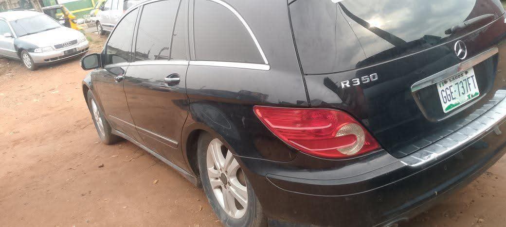 A picture of 2008 Mercedes Benz r350 4 matic