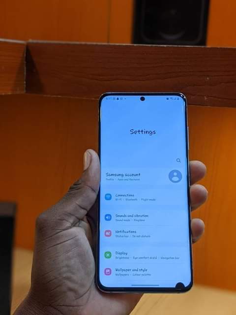A picture of Samsung s20 tG