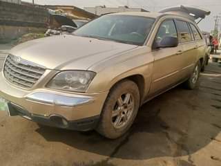 A picture of Chrysler Pacifica 05