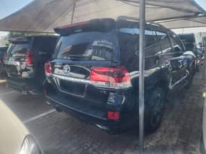 A picture of 2020 Land Cruiser V8 1yrs used Still new price 59m