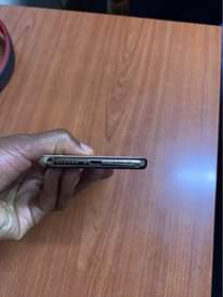 A picture of iPhone XS 64gb