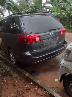 A picture of Toyota sienna 05 06 model