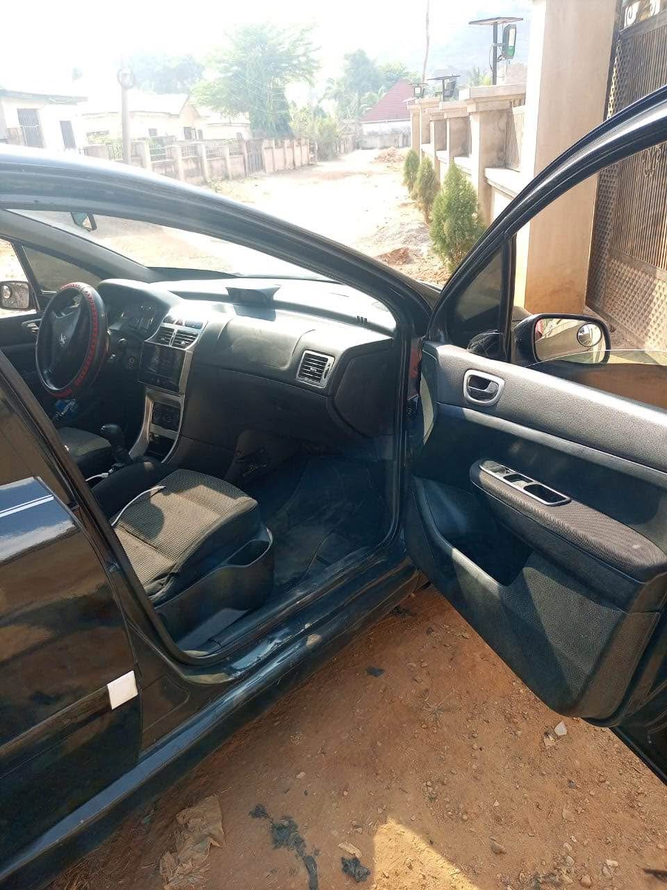 A picture of Neatly used manual 307 with untempered engine nd gear ac