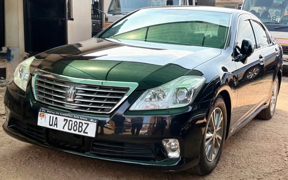 A picture of Toyota Crown On Sale 2013 Model