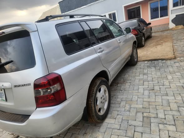 A picture of Super distress Toyota Highlander 2006 model Engine and gear is