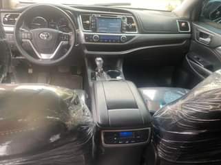A picture of Toyota HIGHLANDER XLE 2015