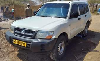 A picture of Pajero ya Kazi.. Bei ya kutupwa. Tajiri anaondoka nchini wahi