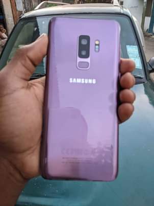 A picture of Samsung S9 Gb 256 kipengele kiji creck kwa mbali sana