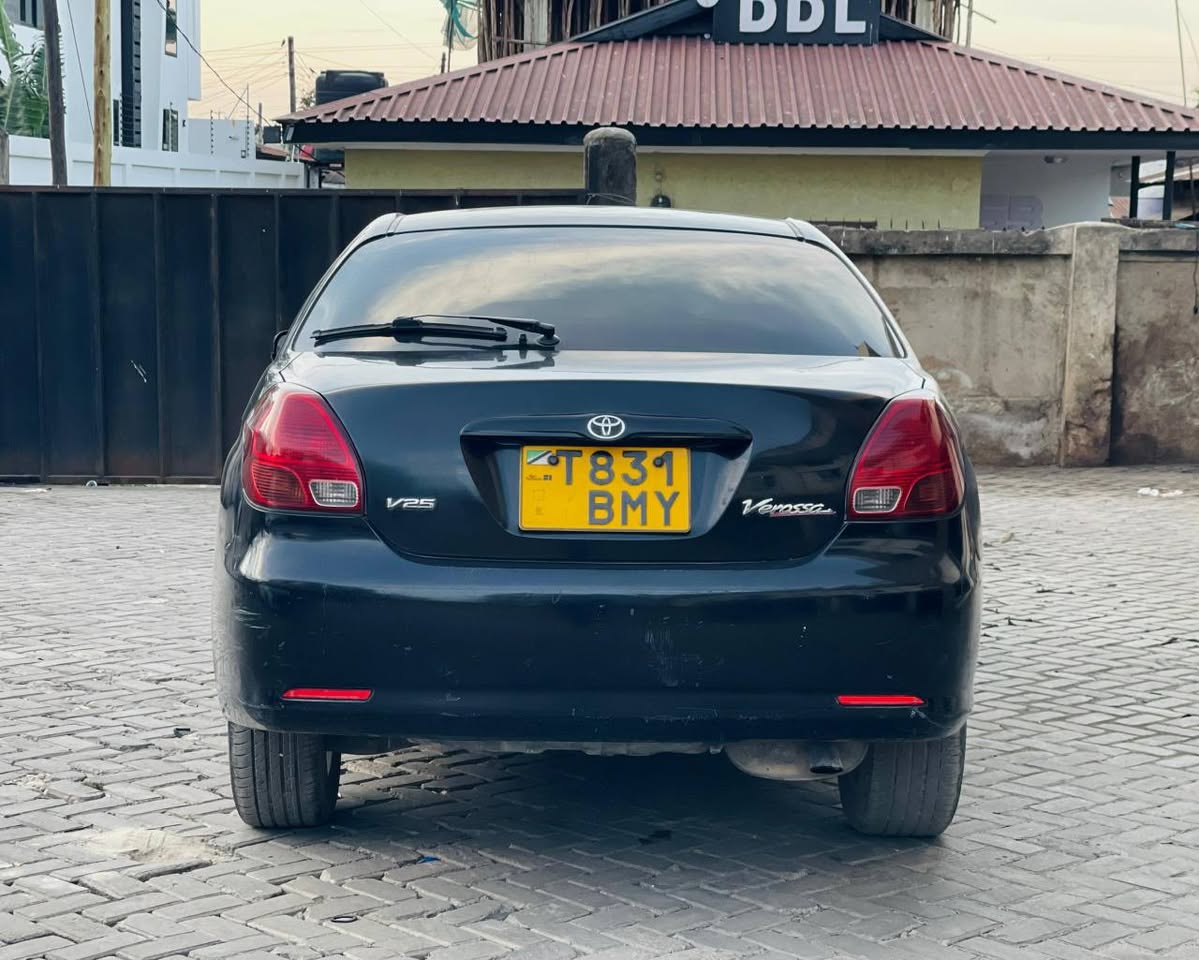 A picture of NAUZA TOYOTA VEROSSA PRICE 6800000 YEAR 2005 Colour Black Full