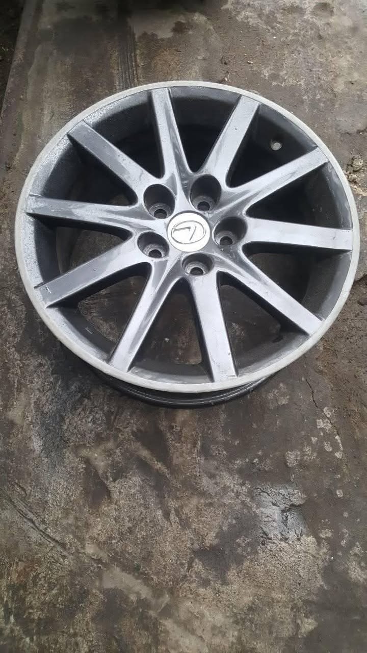 A picture of 17rim Camry