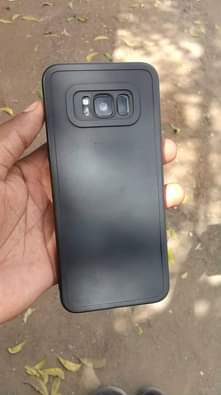 A picture of Iyo ni Samsung Galaxy s8 plus ram4 GB 64 camera