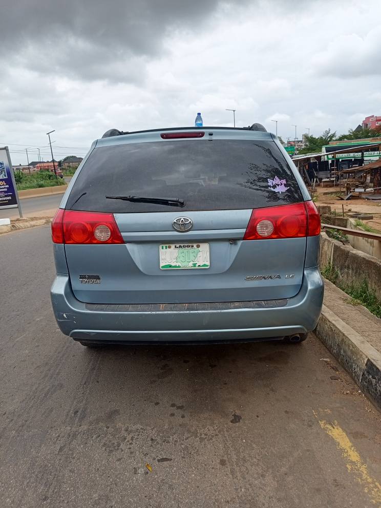A picture of Fast fingers Toyota sienna 08 model Untouched engine and gear