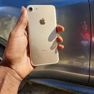 A picture of iPhone 7 128gb bei 190 000 0655695769 battery 99 finger