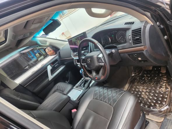 A picture of Land cruiser v8 on sale
