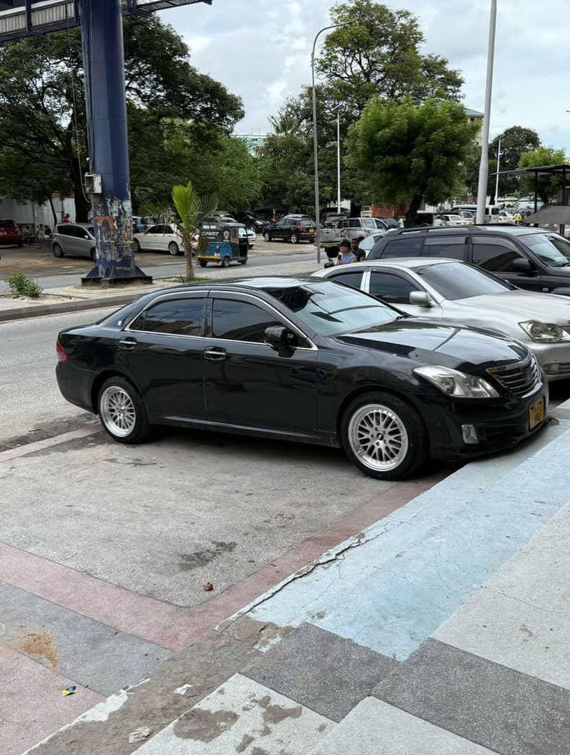 A picture of TOYOTA CROWN ROYALSALOON